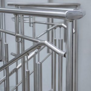 Подробнее о статье Блеск и Безопасность: Полное Руководство по Перилам из Нержавеющей Стали