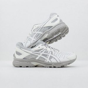 Подробнее о статье Полет на Яву: Как ASICS Novablast Изменили Наше Представление о Беге