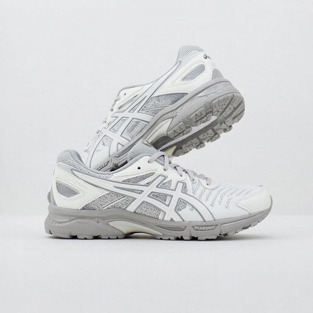 Вы сейчас просматриваете Полет на Яву: Как ASICS Novablast Изменили Наше Представление о Беге